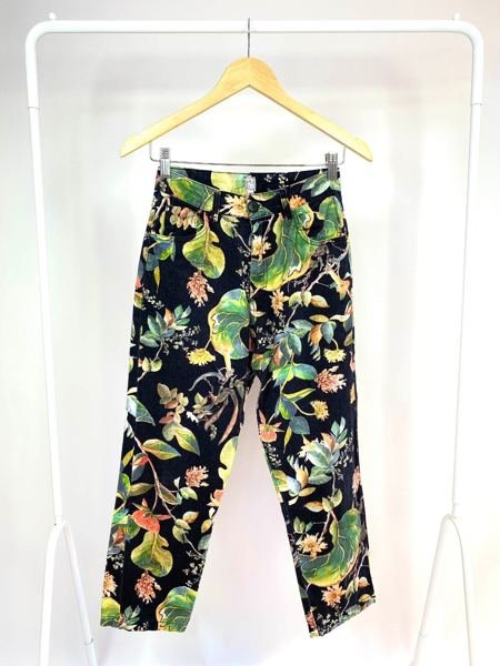 Calça mom sarja preta estampa folhas MUDI