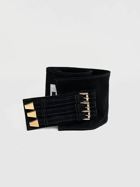Cinto preto de couro com detalhes dourados C CLUBE