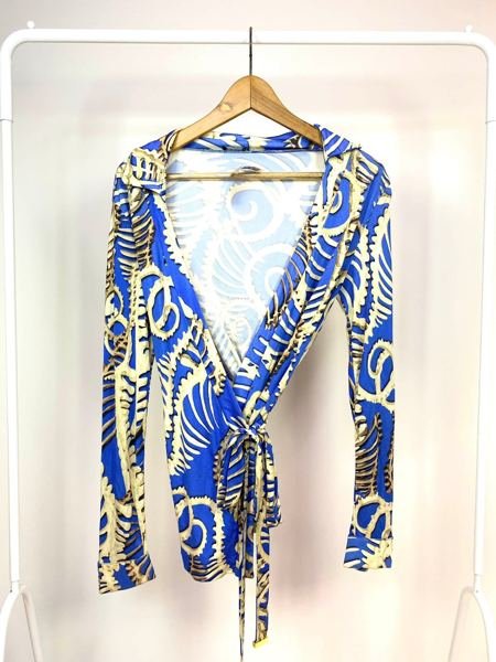 Blusa transpassada malha fria azul estampa esqueleto TUFI DUEK
