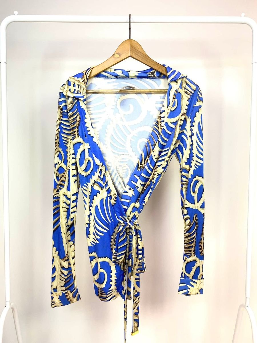 Blusa transpassada malha fria azul estampa esqueleto TUFI DUEK