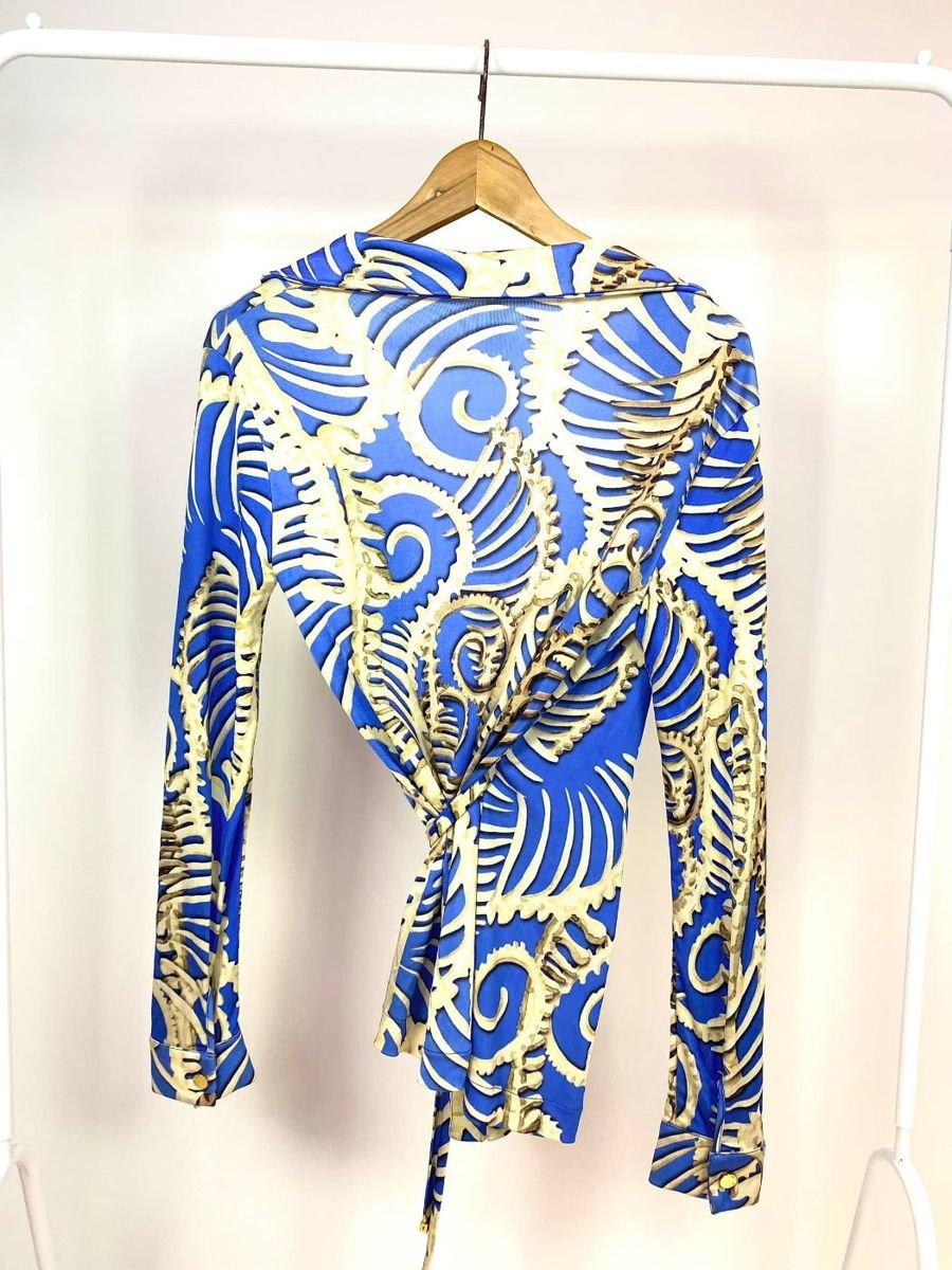 Blusa transpassada malha fria azul estampa esqueleto TUFI DUEK, foto 3
