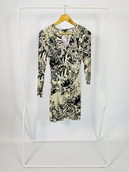 Vestido curto bege e preto decote v e mangas longas BO.BÔ