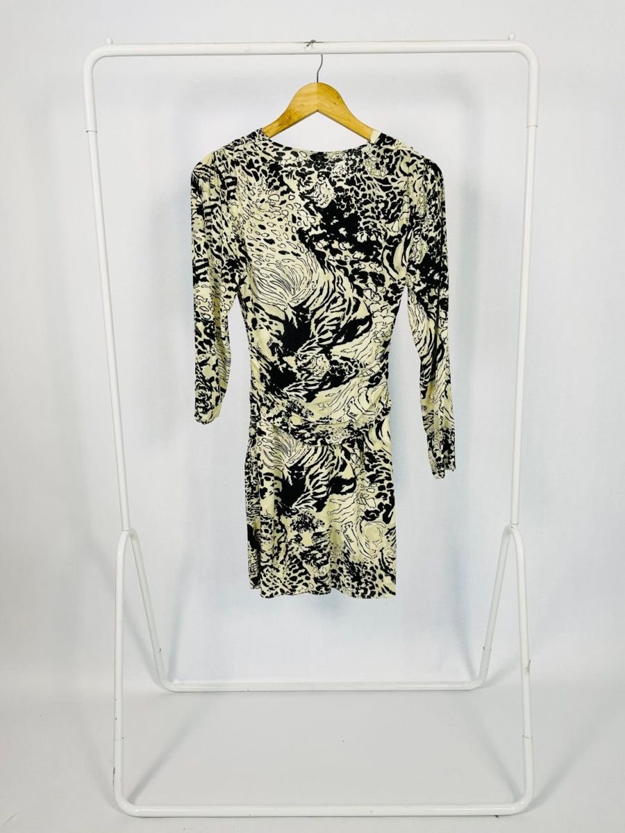 Vestido curto bege e preto decote v e mangas longas BO.BÔ, foto 3