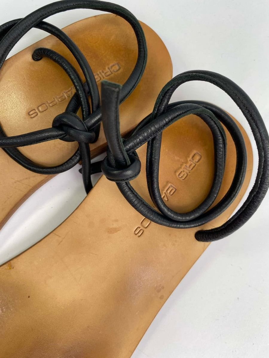 Rasteira com detalhe preto CRIS BARROS, foto 2