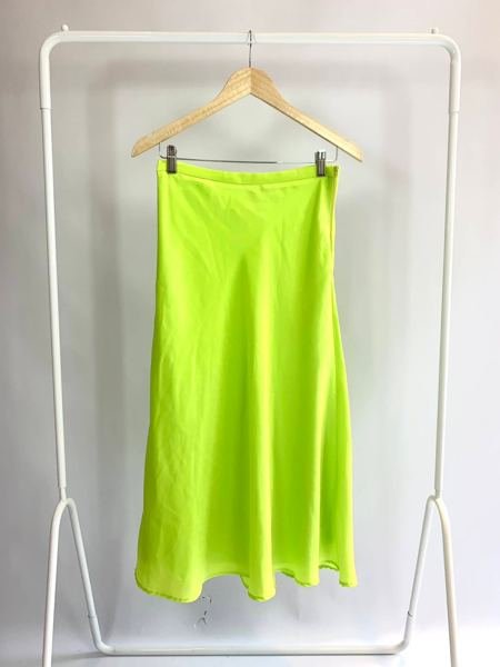 Saia midi acetinada verde limão KESSE