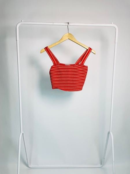 Blusa cropped vermelha tricot com listras claras ABRAND