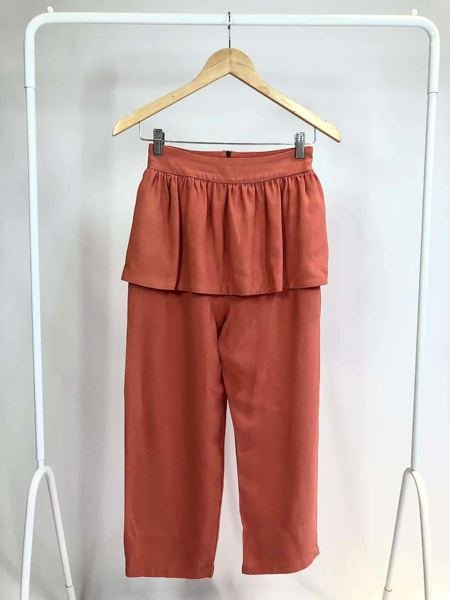 Calça alfaiataria telha com pala babado NV