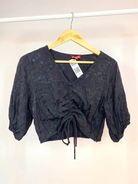 Blusa preta com bordado STAUD