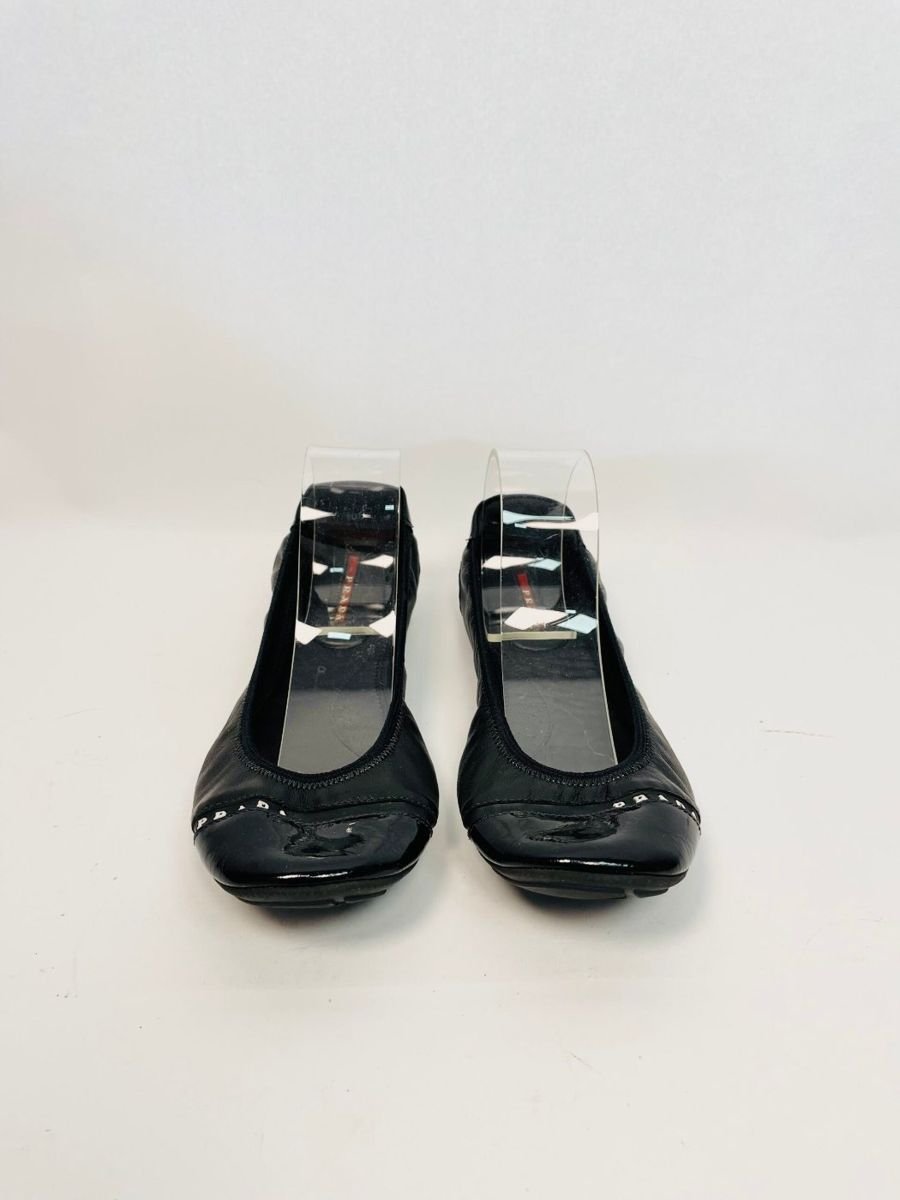 Sapatilha couro preta com detalhes em verniz PRADA, foto 2