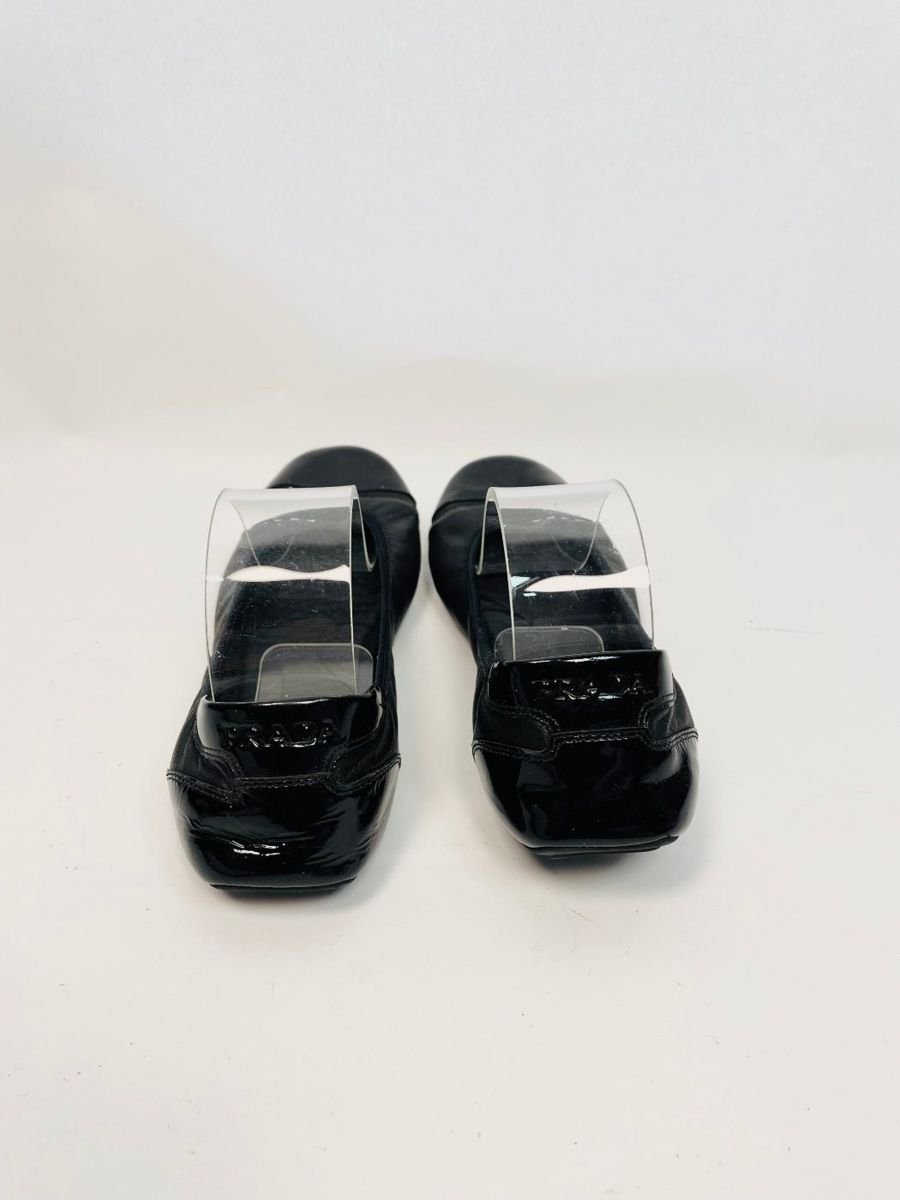 Sapatilha couro preta com detalhes em verniz PRADA, foto 3