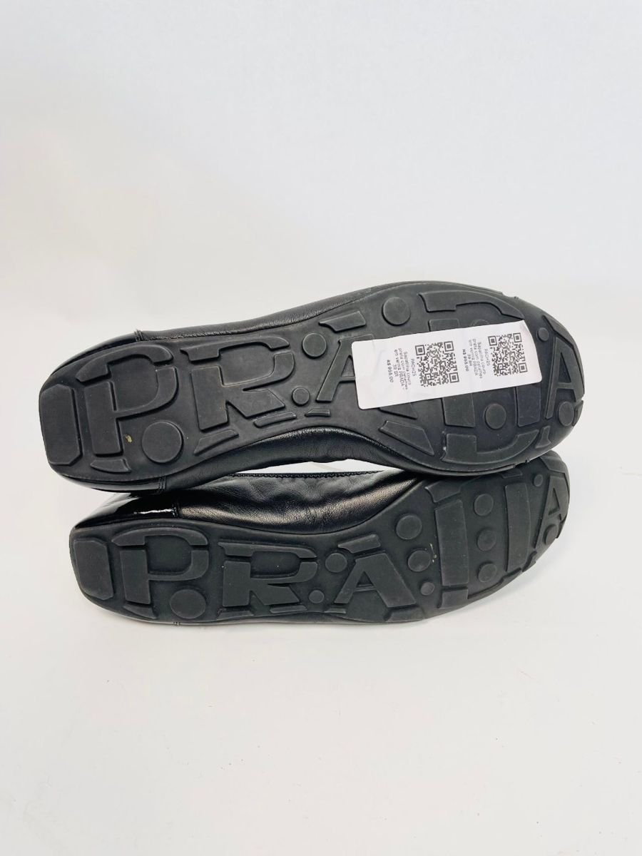 Sapatilha couro preta com detalhes em verniz PRADA, foto 4
