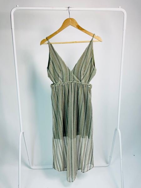 Vestido tela branca com bordados em circulos branco dourado e verde BOBO