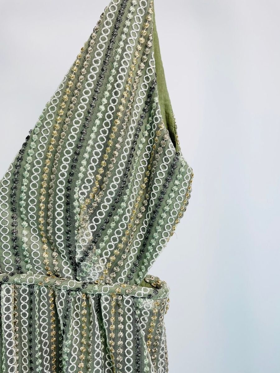 Vestido tela branca com bordados em circulos branco dourado e verde BOBO, foto 2
