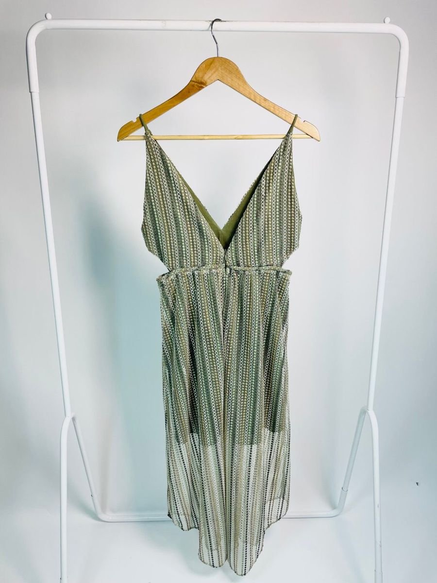 Vestido tela branca com bordados em circulos branco dourado e verde BOBO, foto 3