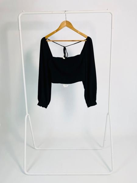 Blusa cropped preto com amarração AHKA