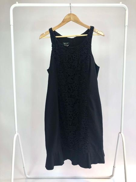 Vestido midi preto com detalhe de renda AGILITA