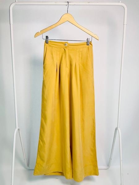 Calça pantalona mostarda com pregas na frente LOJA 3