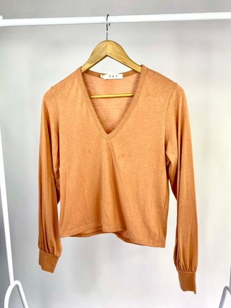 Blusa de manga comprida em malha gola V telha RAY
