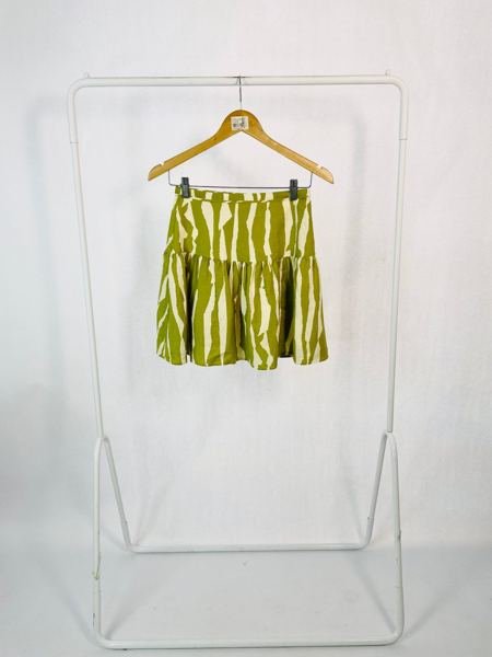Saia curta estampa verde e branca H&M
