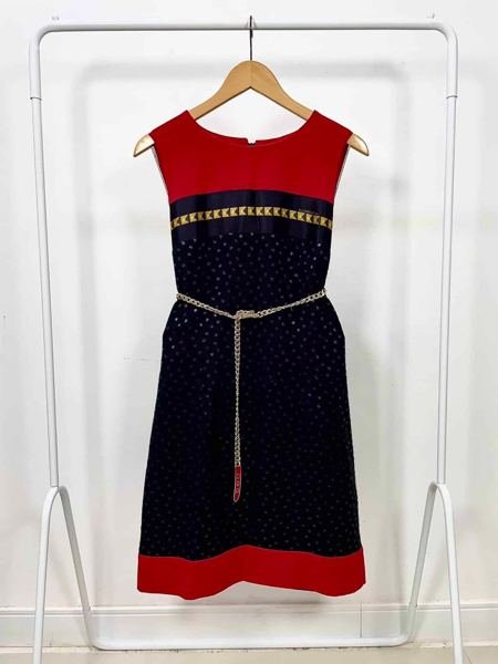 Vestido curto reto preto com poás e barra vermelha com cinto ROBERTO CAVALLI