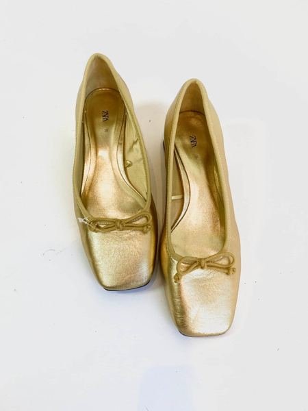 Sapatilha bailarina dourada com salto ZARA