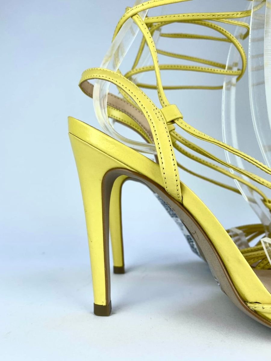 Sandália amarração amarela com detalhe dourado LUIZA BARCELLOS, foto 2