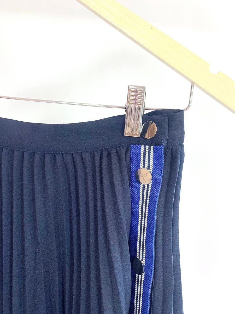 Saia midi plissada azul marinho detralhe botões e listra na lateral CLAUDIE PIERLOT, foto 2