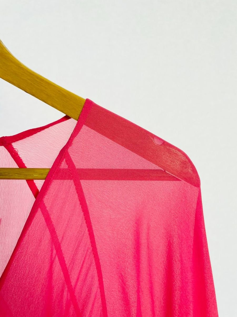 Vestido midi rosa com transparência na parte de cima e drapeado na frente CORPOREUM, foto 2