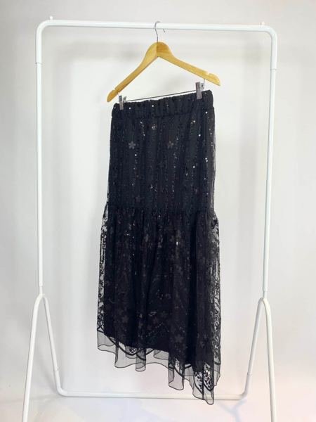 Saia midi preta com transparência e paete MIXED
