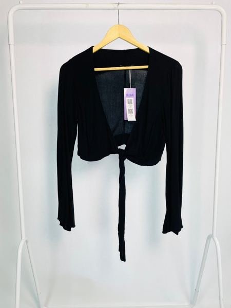 Blusa cropped transpassada preta manga longa LIZIE
