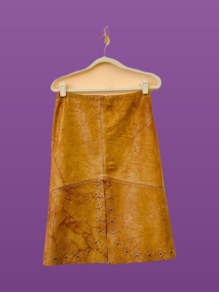 Saia midi marrom couro tachas