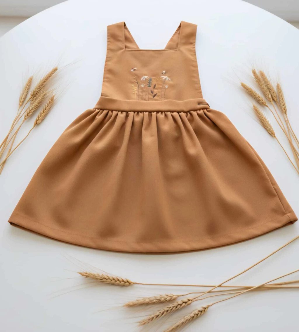 Vestido Jardineira - Salopete Infantil Flor de Lis em Linho - MOM - Marrom