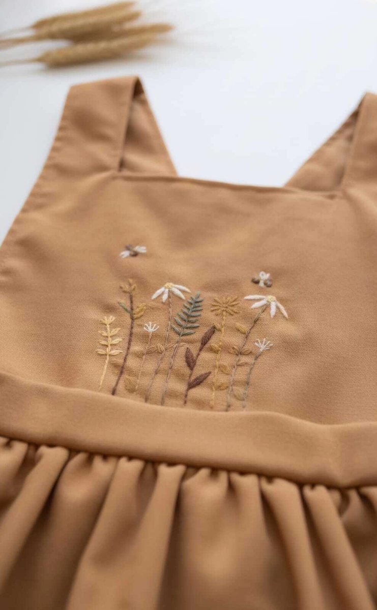 Vestido Jardineira - Salopete Infantil Flor de Lis em Linho - MOM - Marrom, foto 5