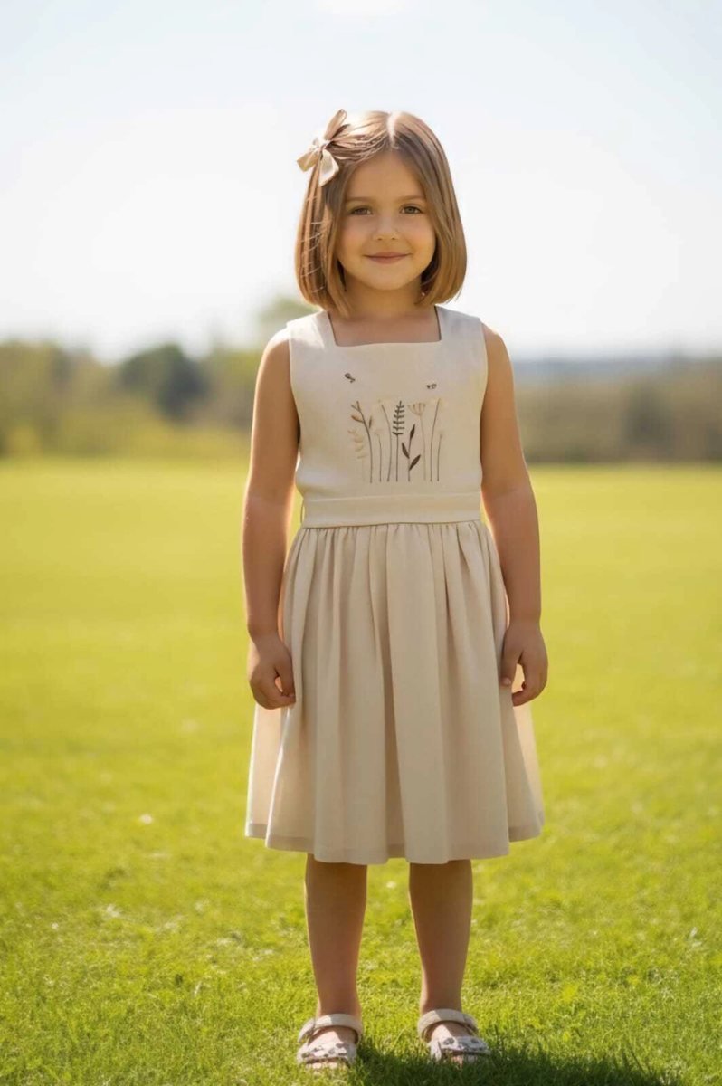 Vestido Jardineira - Salopete Infantil Flor de Lis em Linho - MOM - Bege, foto 5