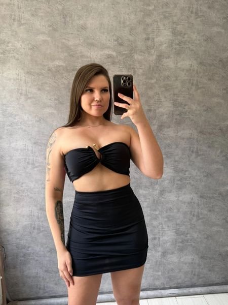 Conjunto suplex saia curta drapiada e top com detalhe dourado preto