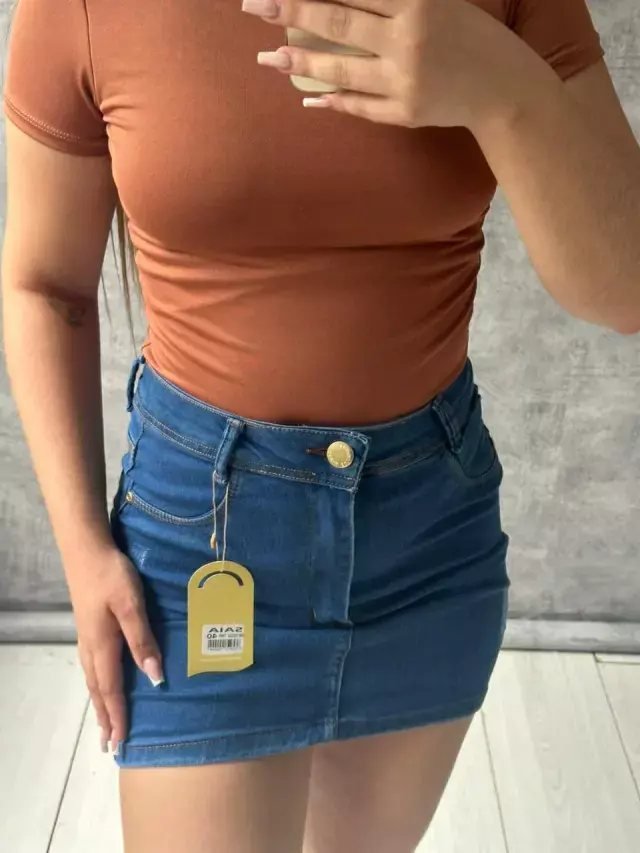 Saia Jeans Sal E Pimenta Lavagem Tradicional Botão Dourado E Pimenta Dourada