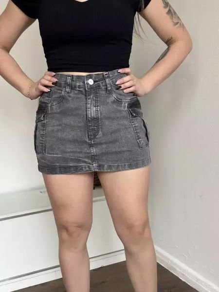 Saia Jeans Cargo Lavagem Grafite Botão Branco E Prata