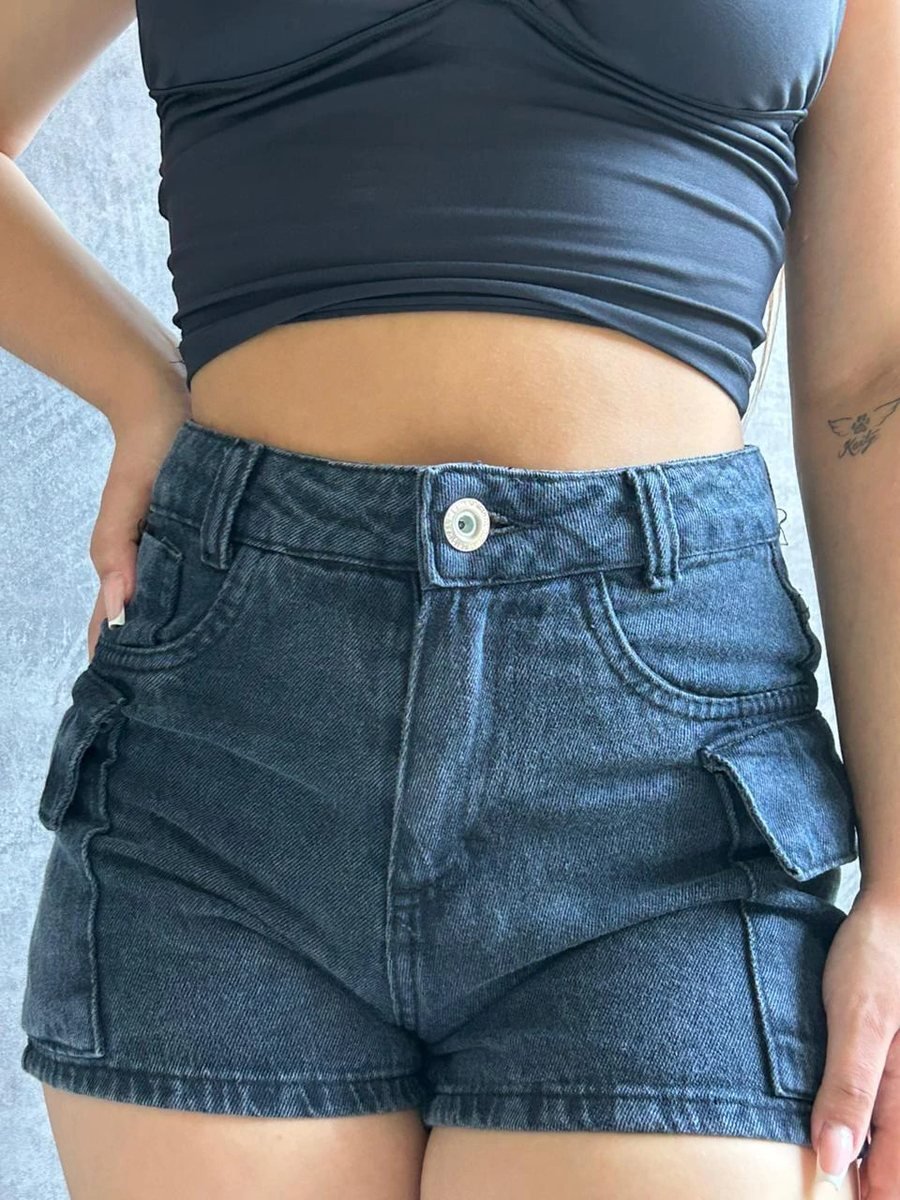 Short Jeans Mom Cargo Lavagem Grafite Escuro Botão Prata