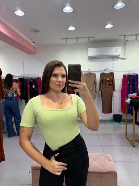 Body Canelado Fino Com Manga Curta E Gola Quadrada Verde