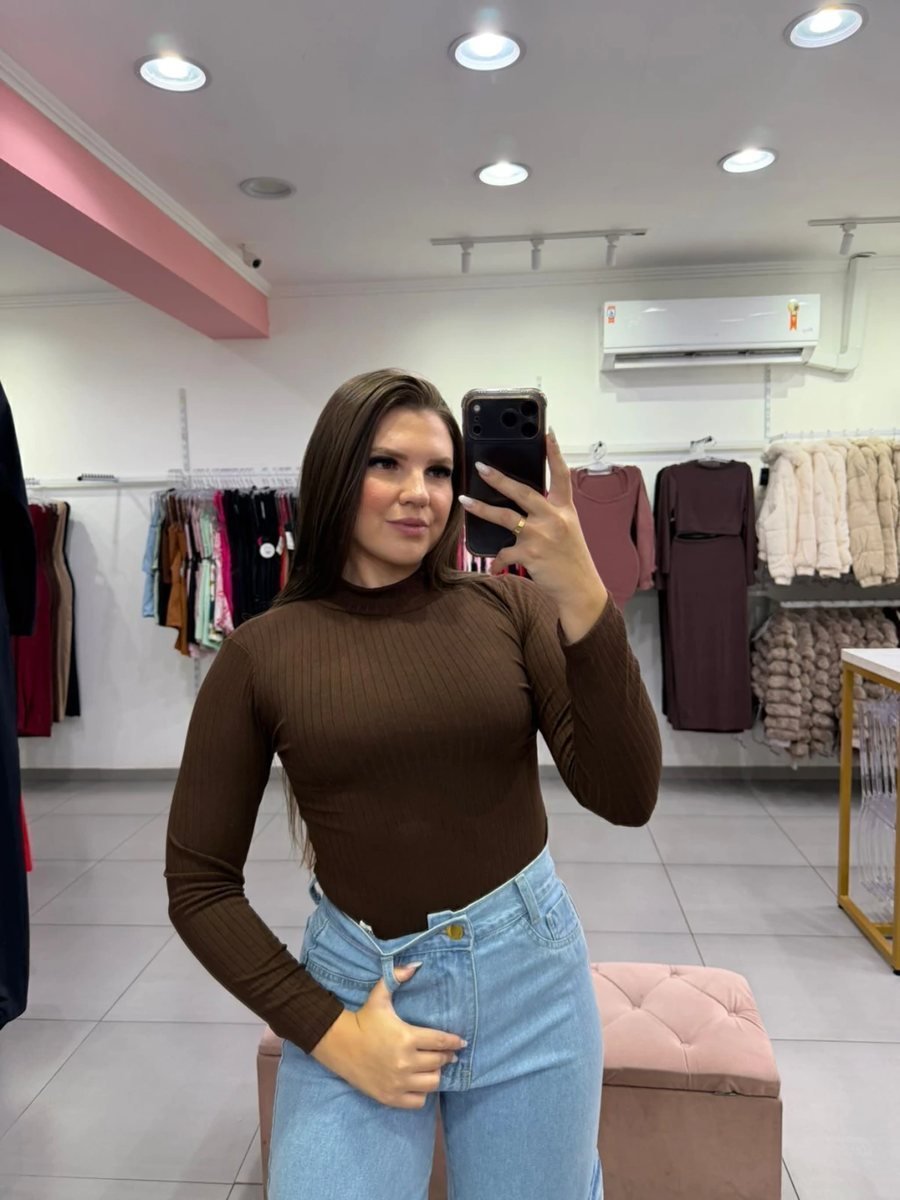 Body Canelado Fino Manga Longa Com Gola Alta Marrom Escuro
