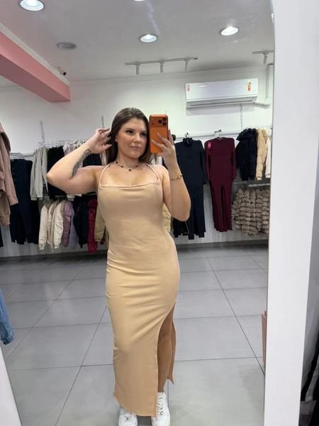 Vestido longo canelado amarração nas costas nude