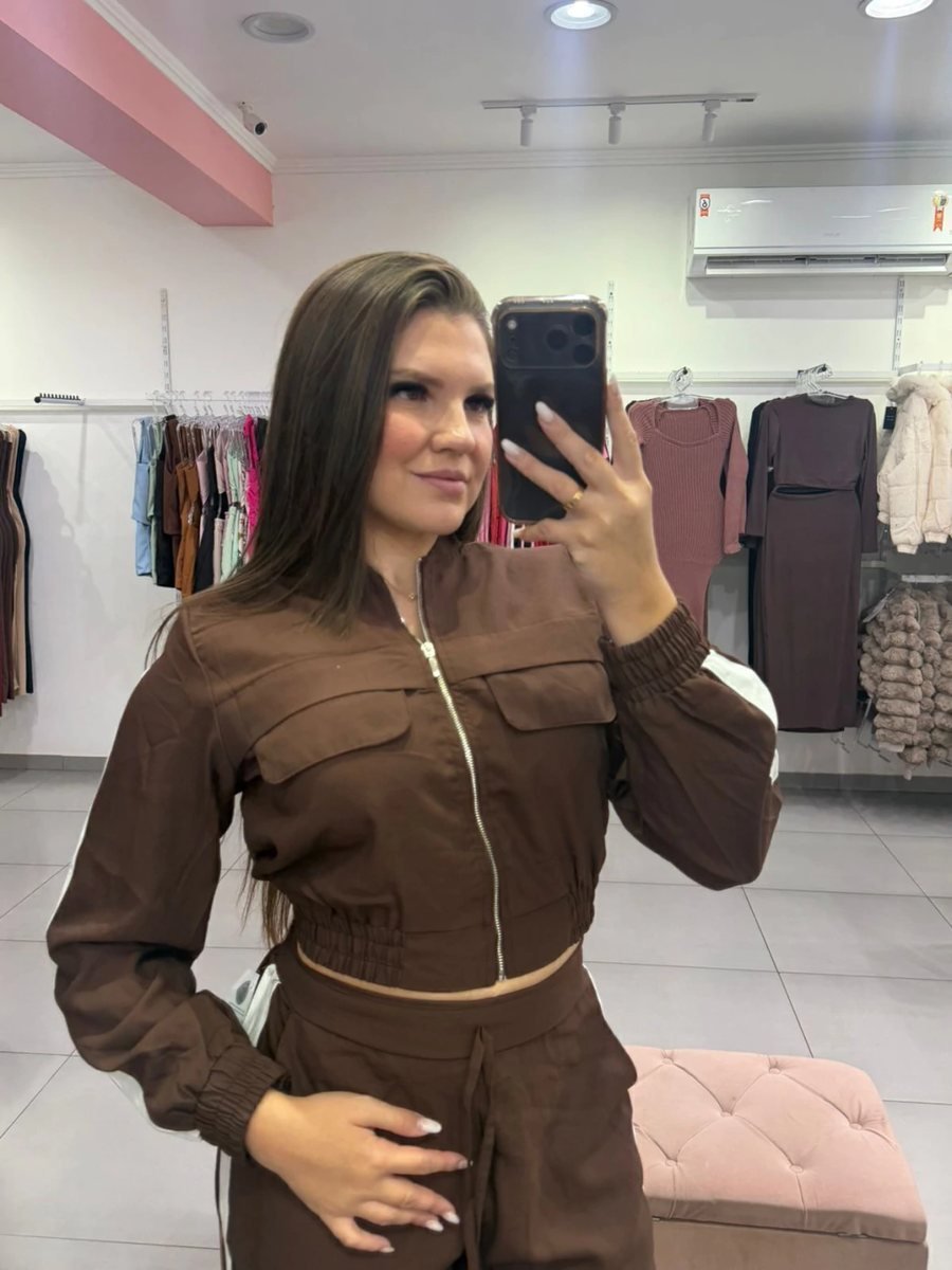 Conjunto Alfaiataria Calça Pantalona Com Bolsos E Casaco Cropped Com Ziper Marrom Escuro, foto 2