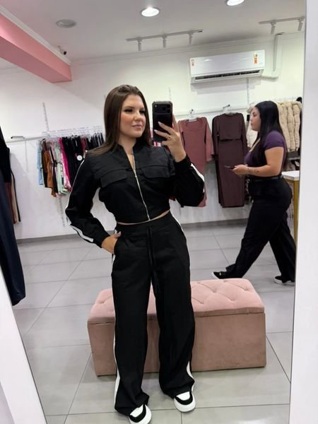 Conjunto Alfaiataria Calça Pantalona Com Bolsos E Casaco Cropped Com Ziper Preto
