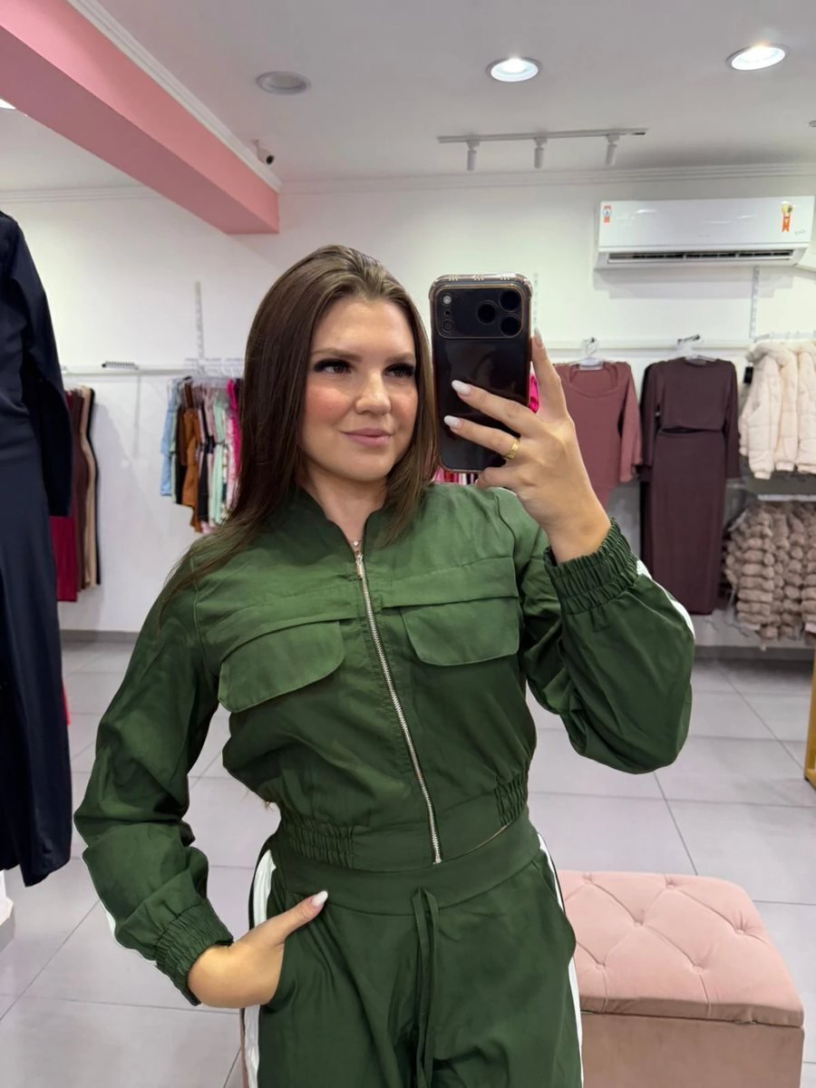 Conjunto Alfaiataria Calça Pantalona Com Bolsos E Casaco Cropped Com Ziper Verde, foto 2