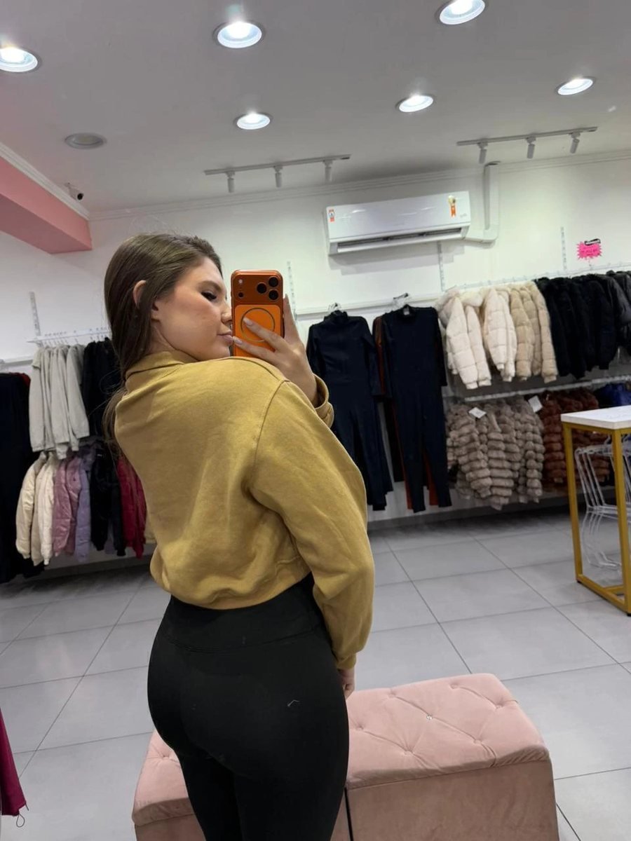 Moletinho Cropped Com Manga Longa E Gola Alta Bege, foto 2