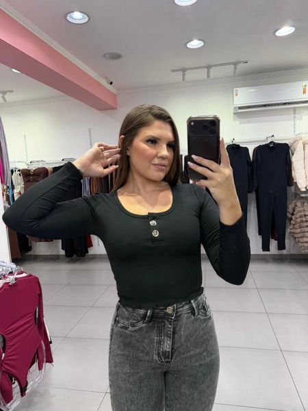 Cropped Canelado Térmico Com Manga Longa E Detalhe Dois Botões Preto
