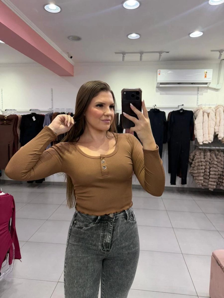 Cropped Canelado Térmico Com Manga Longa E Detalhe Dois Botões Marrom