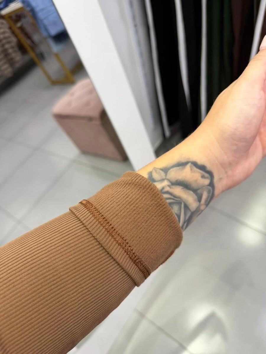 Cropped Canelado Térmico Com Manga Longa E Detalhe Dois Botões Marrom, foto 3