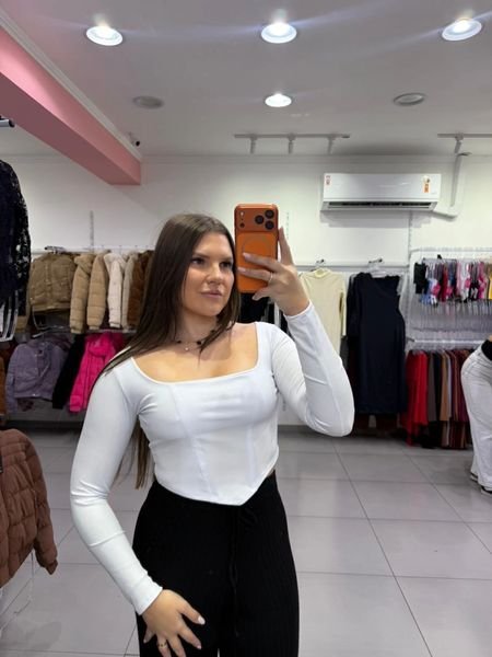 Cropped Canelado Fino Manga Longa Com Gola Quadrada Detalhe Na Frente Branco