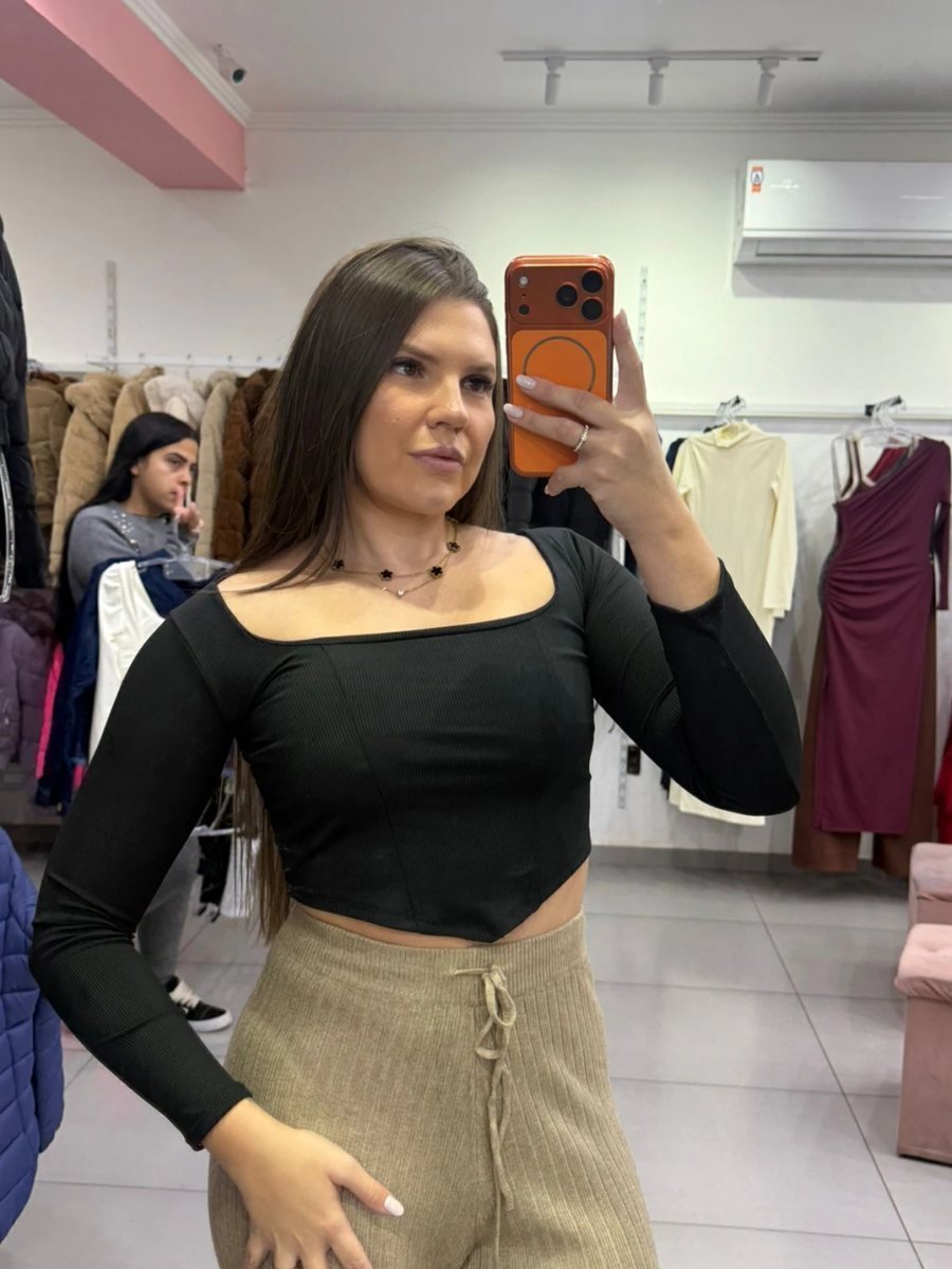 Cropped Canelado Fino Manga Longa Com Gola Quadrada Detalhe Na Frente Preto